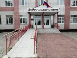 Центральный вход в здание школы
